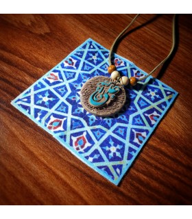 رومانتویی نقش‌برجسته سفال با نام امیرالمومنین