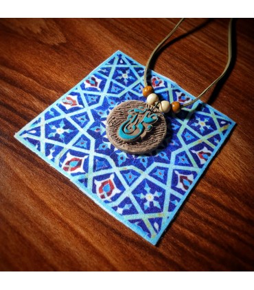 رومانتویی نقش‌برجسته سفال با نام امیرالمومنین